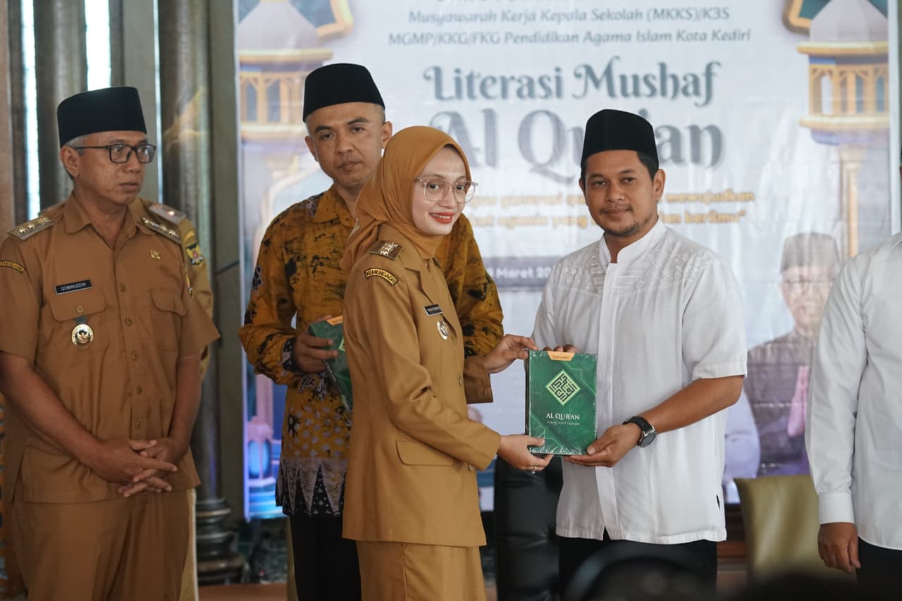 GENERASI QURANI: Wali Kota Kediri Vinanda Prameswati menyerahkan mushaf Alquran secara simbolis dalam Gerakan Literasi Mushaf Alquran yang diikuti ribuan siswa SD dan SMP di Kota Kediri pada Senin (9/