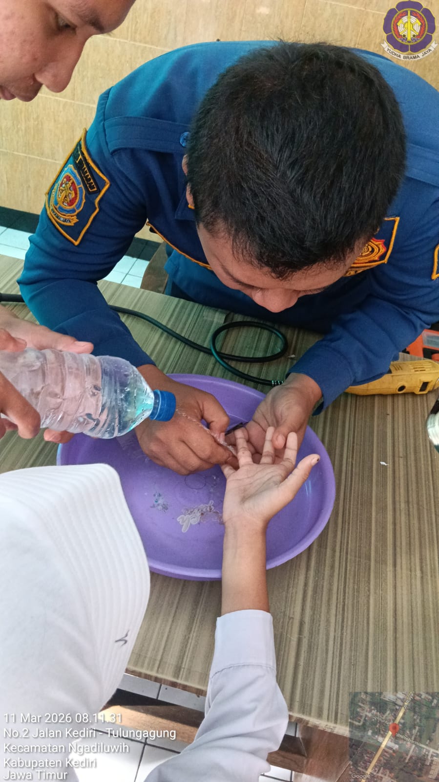 Tim Damkar memotong cincin yang tersangkut di siswa SD (Dok. Damkar untuk JPRK)