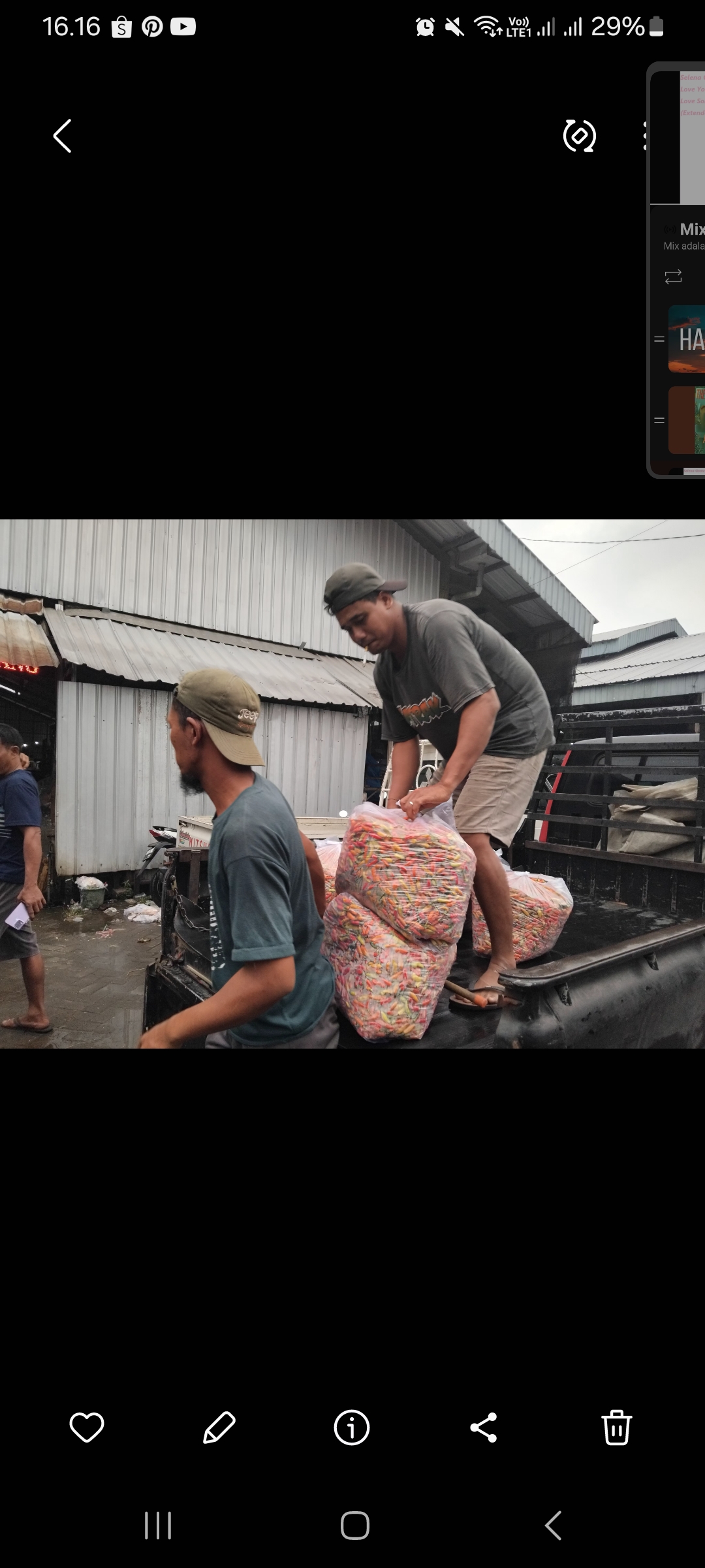 Pedagang di Pasar Induk Pare memindahkan dagangan (Diana Yunita)