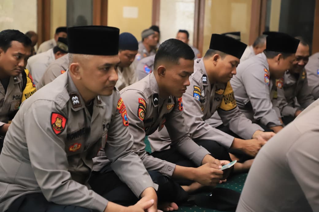 ASAH ROHANI: Anggota Polres Kediri Kota mengikuti kajian Karomah di Masjid Baiturrohim Polres Kediri Kota.