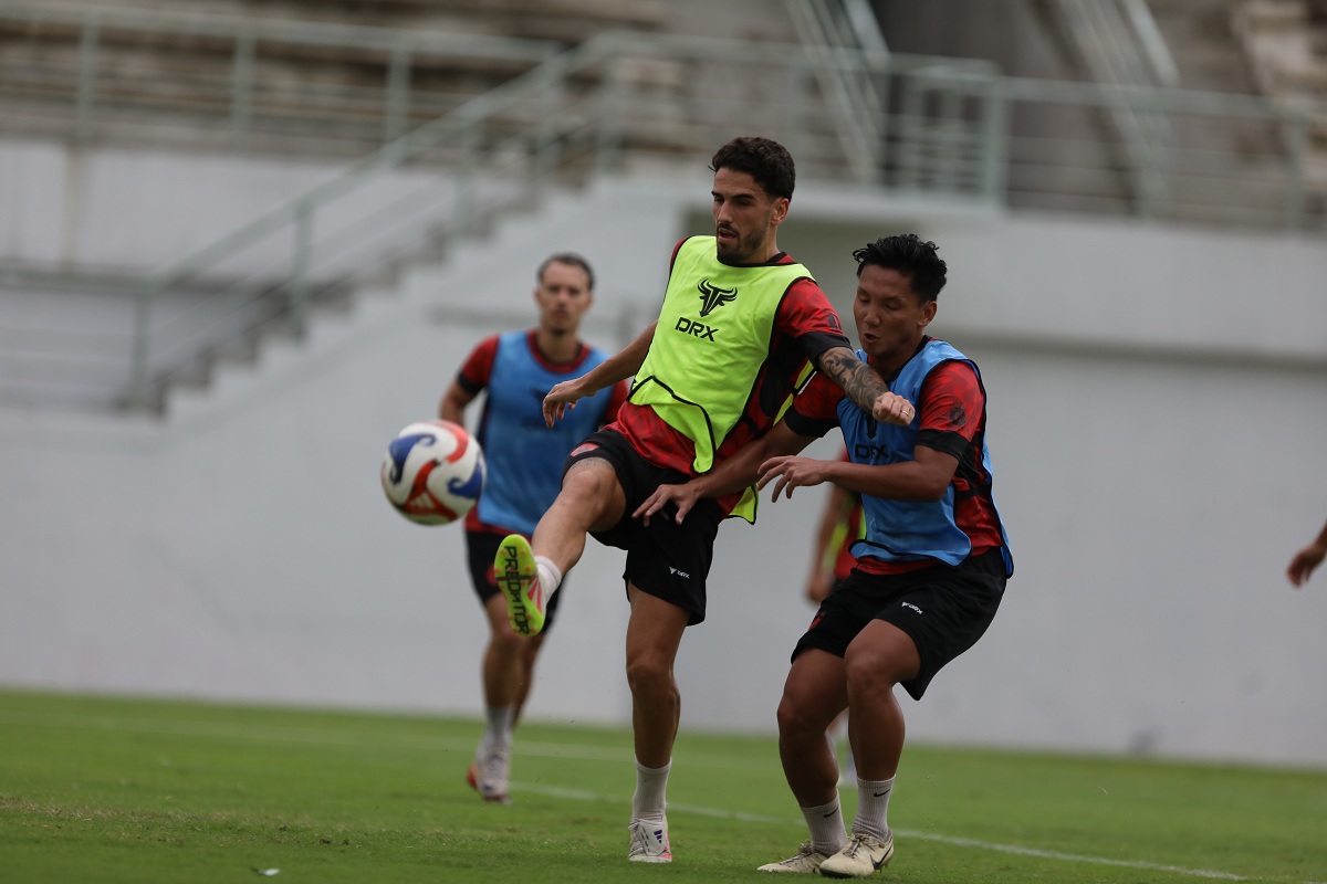 Skuad Persik Kediri saat menjalani sesi latihan di Gelora Daha Jayati (GDJ). 