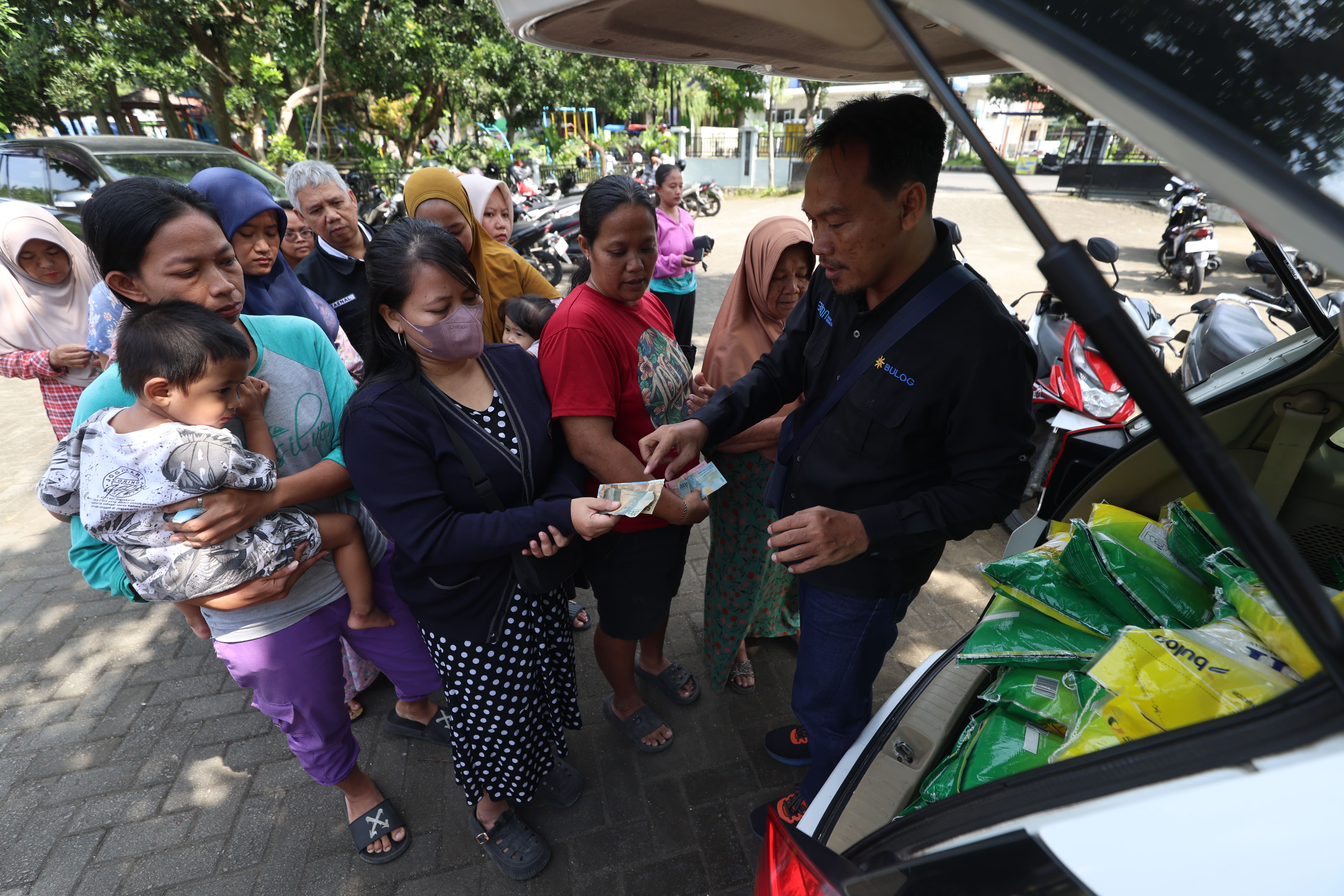 ANTUSIAS: Ratusan warga menyerbu Operasi Pasar Murni (OPM) yang digelar di Kelurahan Banjarmlati, Mojoroto. Harga yang lebih murah dari pasaran menjadi daya tarik warga.
