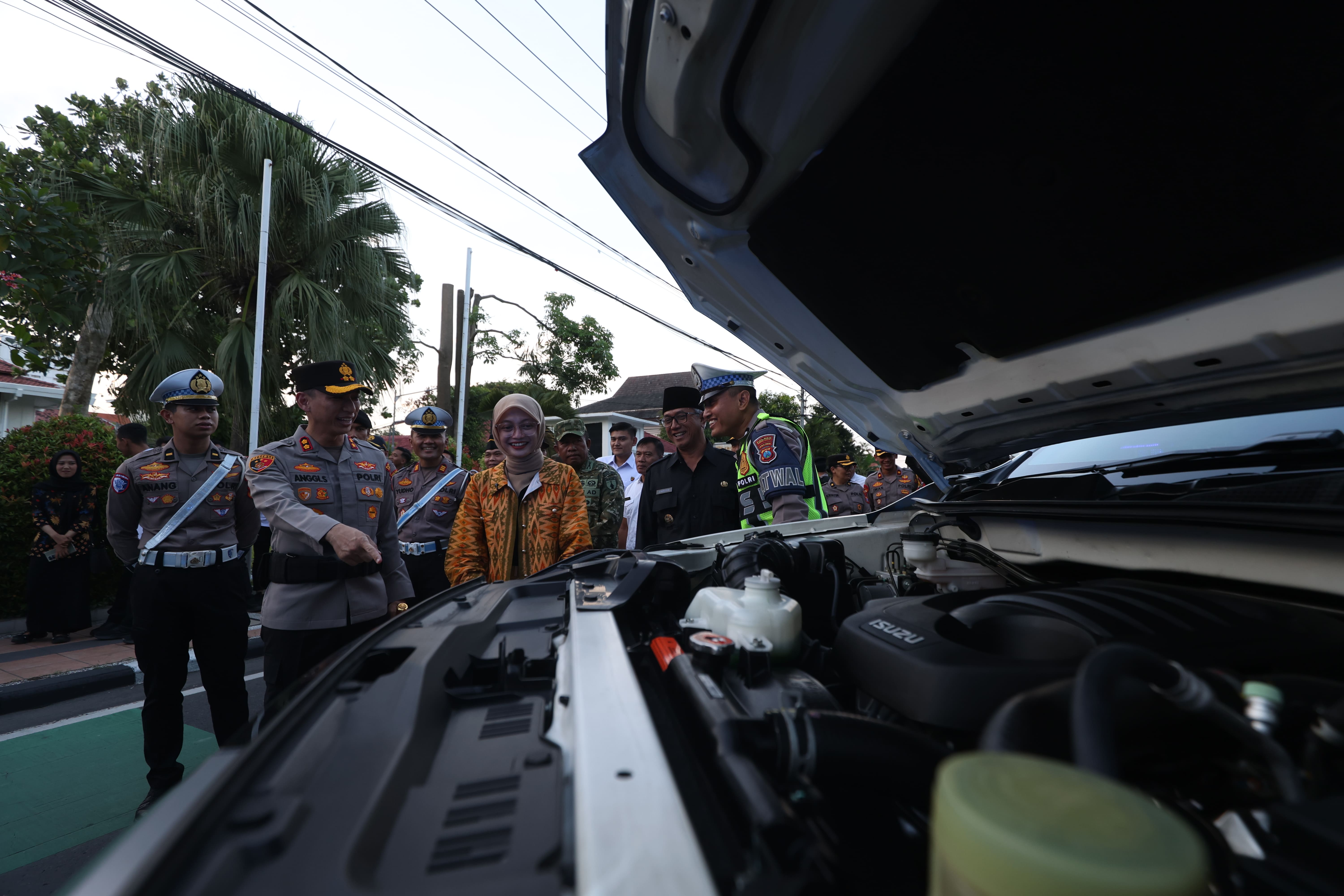 CEK KENDARAAN: Kapolres AKBP Anggi, Wali Kota Vinanda, Wawali Gus Qowim melakukan pengecekan armada gelar pasukan Ops Ketupat Semeru.