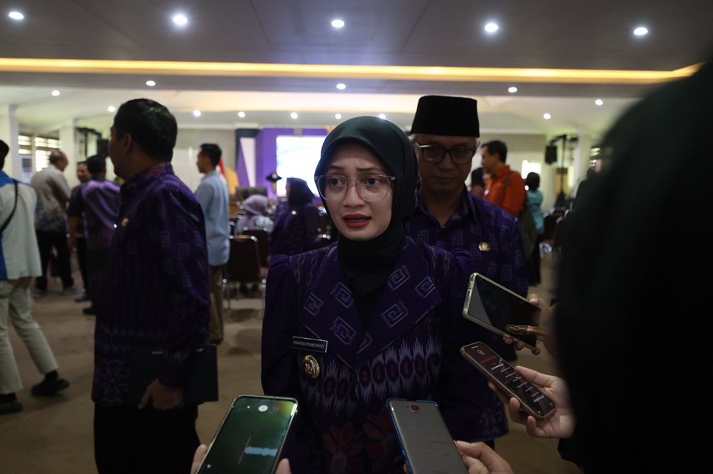 Wali Kota Kediri Vinanda Prameswati saat menemui awak media usai menghadiri Musrenbang RKPD 2027 di Ruang Joyoboyo Balai Kota Kediri, Jumat (13/3).