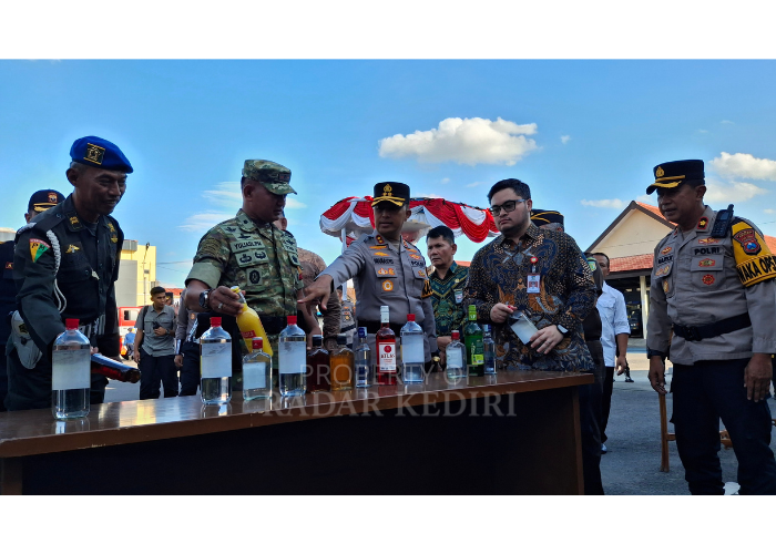 PENYAKIT MASYRAKAT: Bupati Hanindhito Himawan Pramana (2 dari kanan) dan Kapolres Kediri AKBP Bramastyo Priaji (tengah) menyaksikan pemusnahan minuman keras dalam apel gelar pasukan (Foto: Asad M.S)