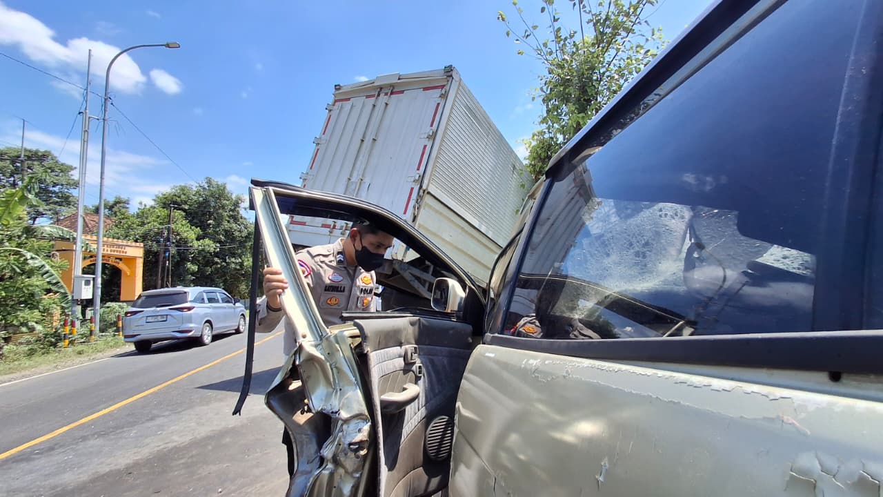 TKP kecelakaan maut antara truk kontainer dan isuzu panther di Jalan Raya Kediri-Kertosono masuk Desa Muneng, Kecamatan Purwoasri. (ASAD MS/JPRK)  &nbsp;  &nbsp;
