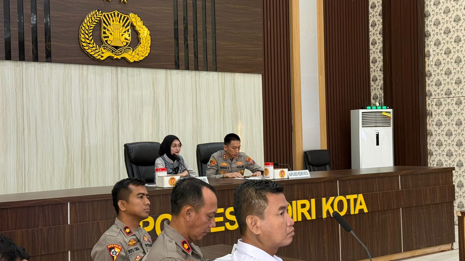 Wali Kota Kediri Vinanda Prameswati dan Kapolres Kediri Kota AKBP Anggi Saputra Ibrahim beserta Forkopimda jajaran menggelar rakor eksternal di gedung Rupatama Mako Polres Kediri Kota.