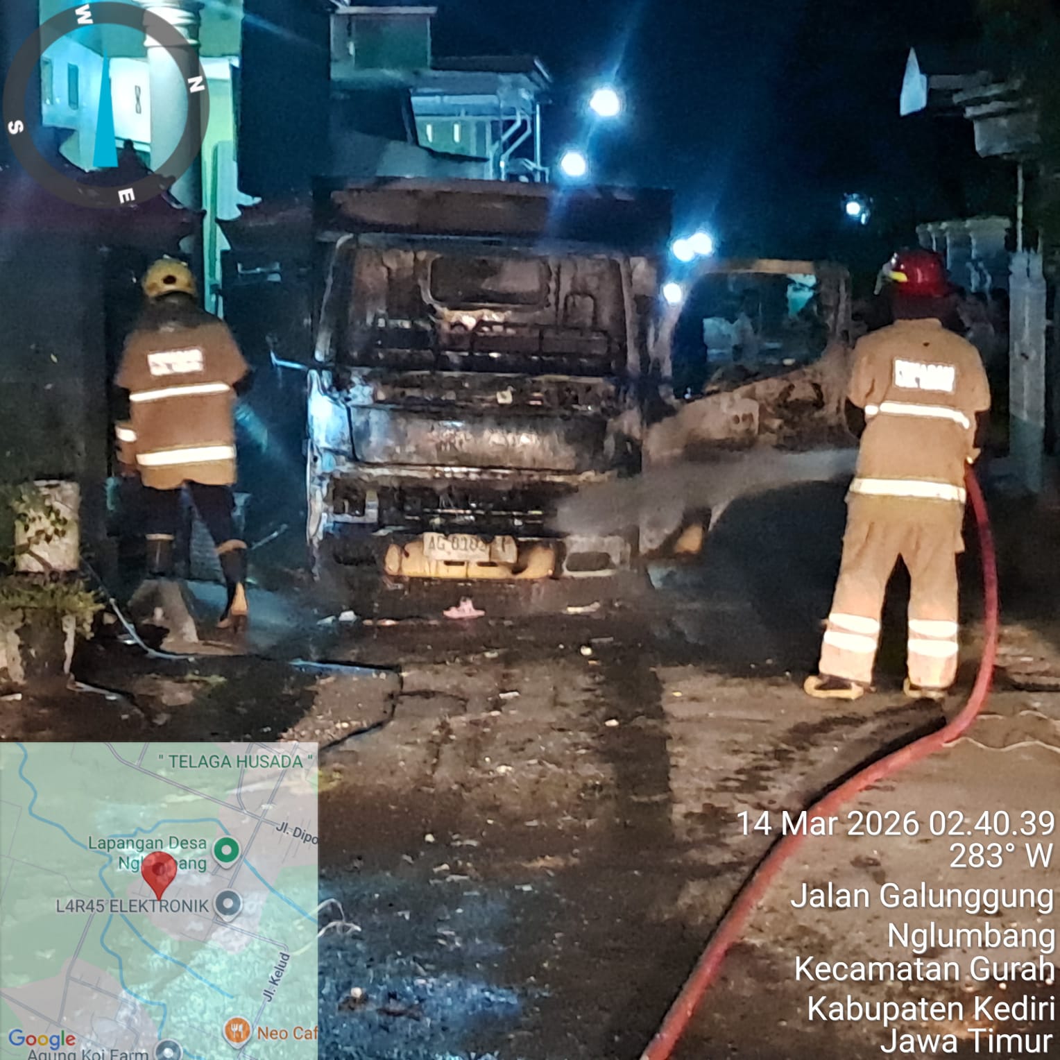 Tim damkar padamkan api di truck cold diesel 