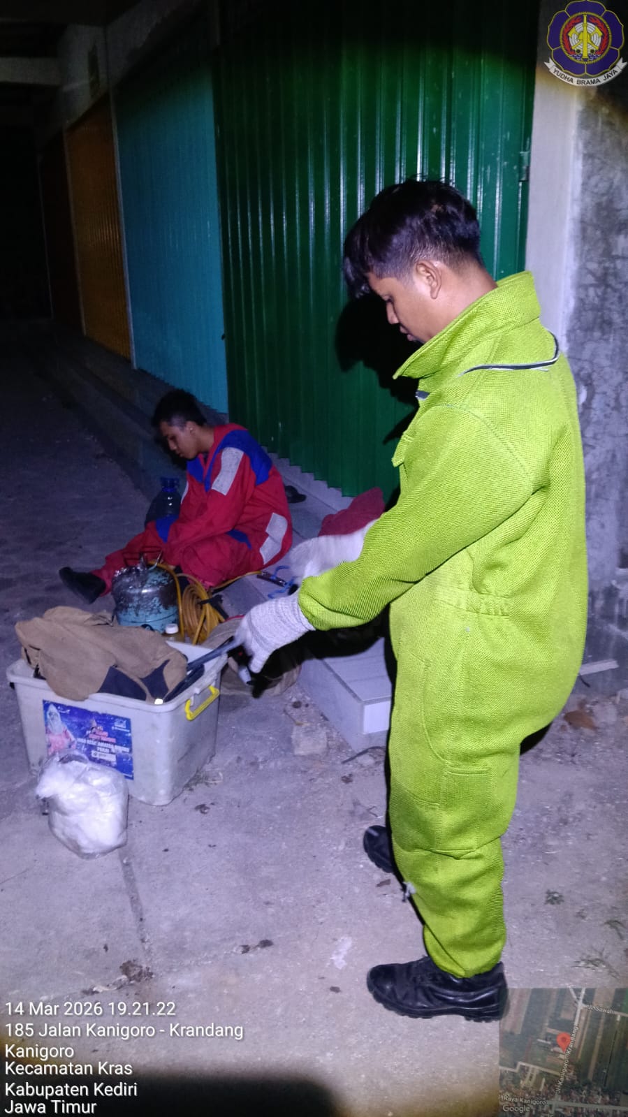 Tim Damkar evakuasi sarang tawon vespa di dusun jatirejo