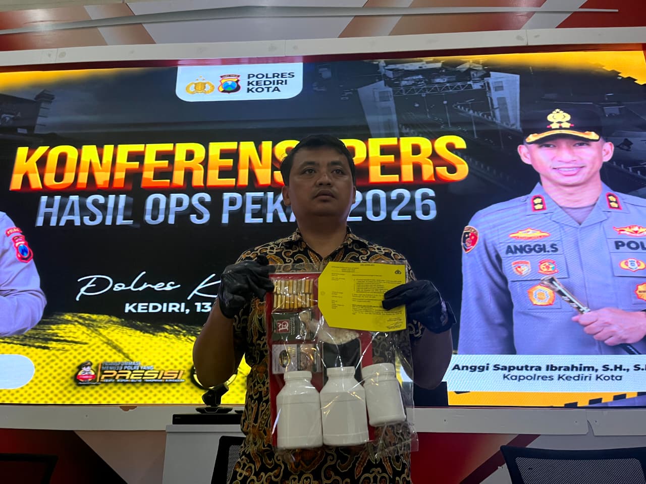 Kasatresnarkoba Polres Kediri Kota AKP Endro Purwandi menunjukkan barang bukti yang berhasil diamankan selama Operasi Pekat Semeru 2026. 