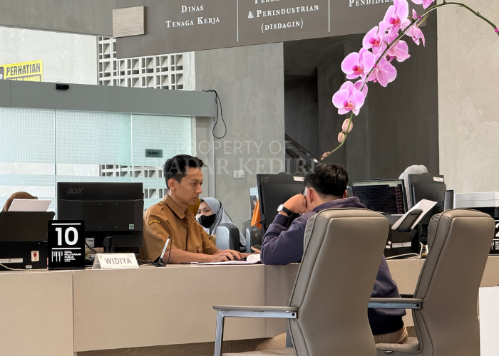  UJUNG TOMBAK LAYANAN: Pegawai di Mal Pelayanan Publik Kabupaten Kediri melayani masyarakat. Mereka termasuk pegawai yang tidak bisa mengajukan work from anywhere. (Foto: Wahyu Adji) 