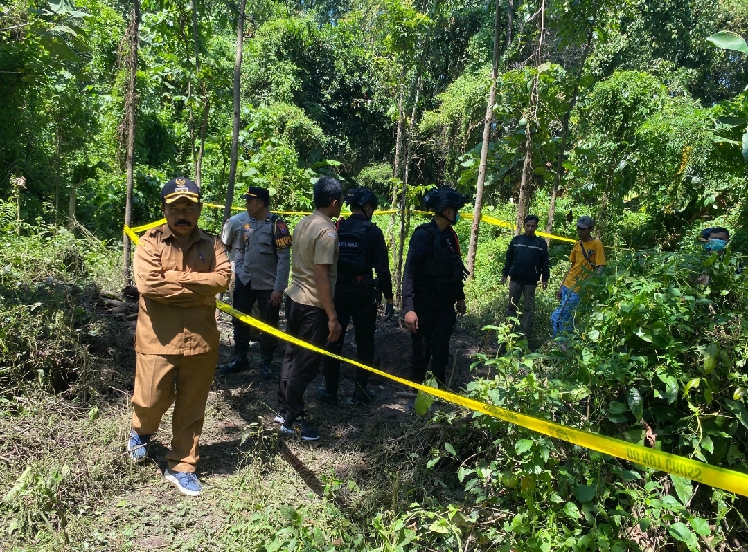 Tim Gegana Polda Jatim melakukan penyelidikan.