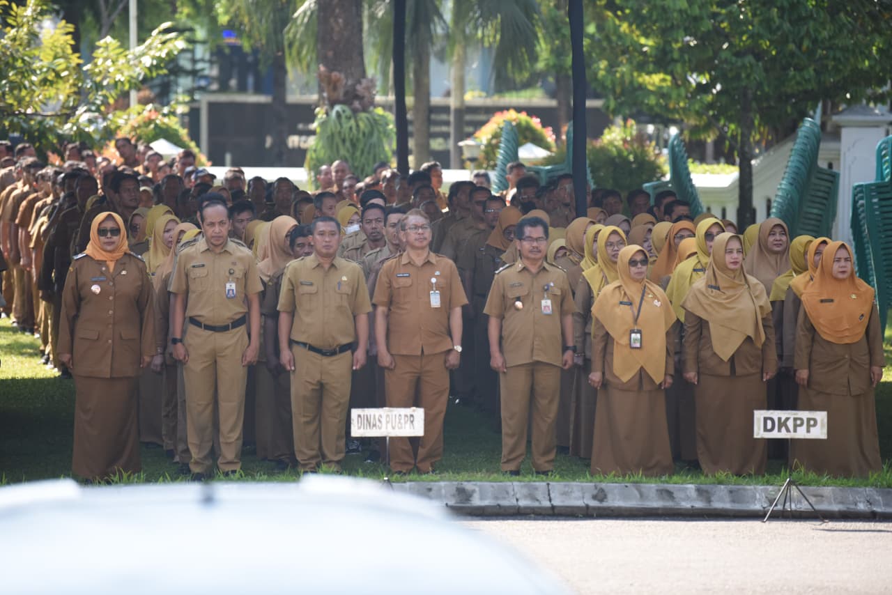 TOTALITAS: Sejumlah pegawai dari organisasi perangkat daerah teknis mengikuti apel di balai kota dan mendapat arahan untuk memaksimalkan kinerja mereka jelang puncak arus mudik.