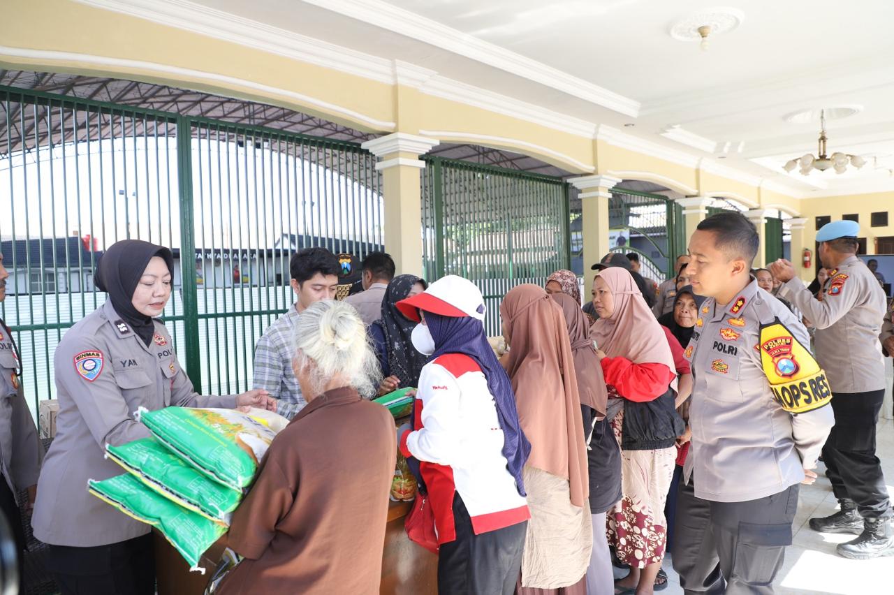 Kapolres Kediri AKBP Bramastyo Priaji saat meninjau kegiatan bazar sembako di Mapolres Kediri. Kegiatan serupa akan kembali digelar mulai hari ini (17/3).  &nbsp;  