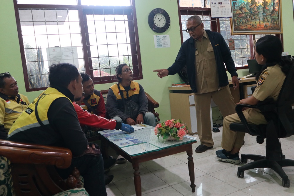 Perwakilan driver ojol Maxim saat konsultasi dan membuat aduan resmi di posko aduan THR Dinkop UMTK Kota Kediri, Senin (16/3). Mereka menyoal penyaluran BHR yang dirasa tidak adil dan tidak merata.