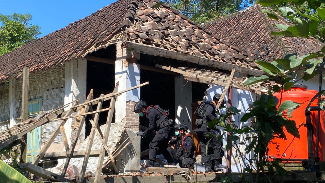 OLAH TKP: Tim Gegana Polda Jatim mengamankan sejumlah barang bukti di rumah Yasin, 60, warga Desa Karangtengah, Kandangan yang rusak terkena ledakan petasan.