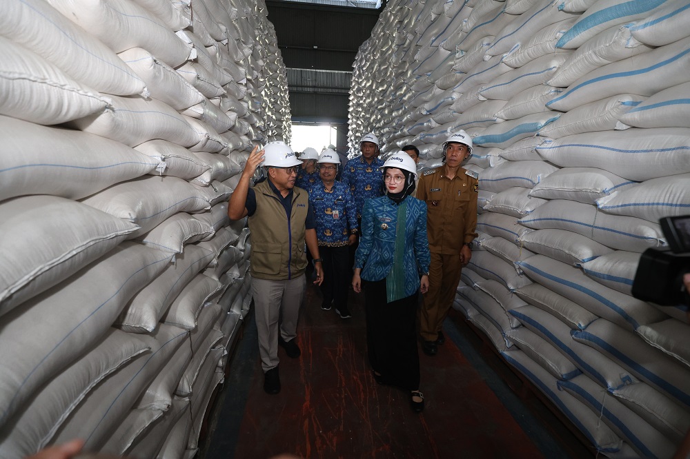 Kepala Perum Bulog Cabang Kediri Harisun (kiri depan) menjelaskan kondisi stok di gudang Bulog Kediri kepada Wali Kota Kediri Vinanda Prameswati dalam sidak Selasa pagi (17/3).
