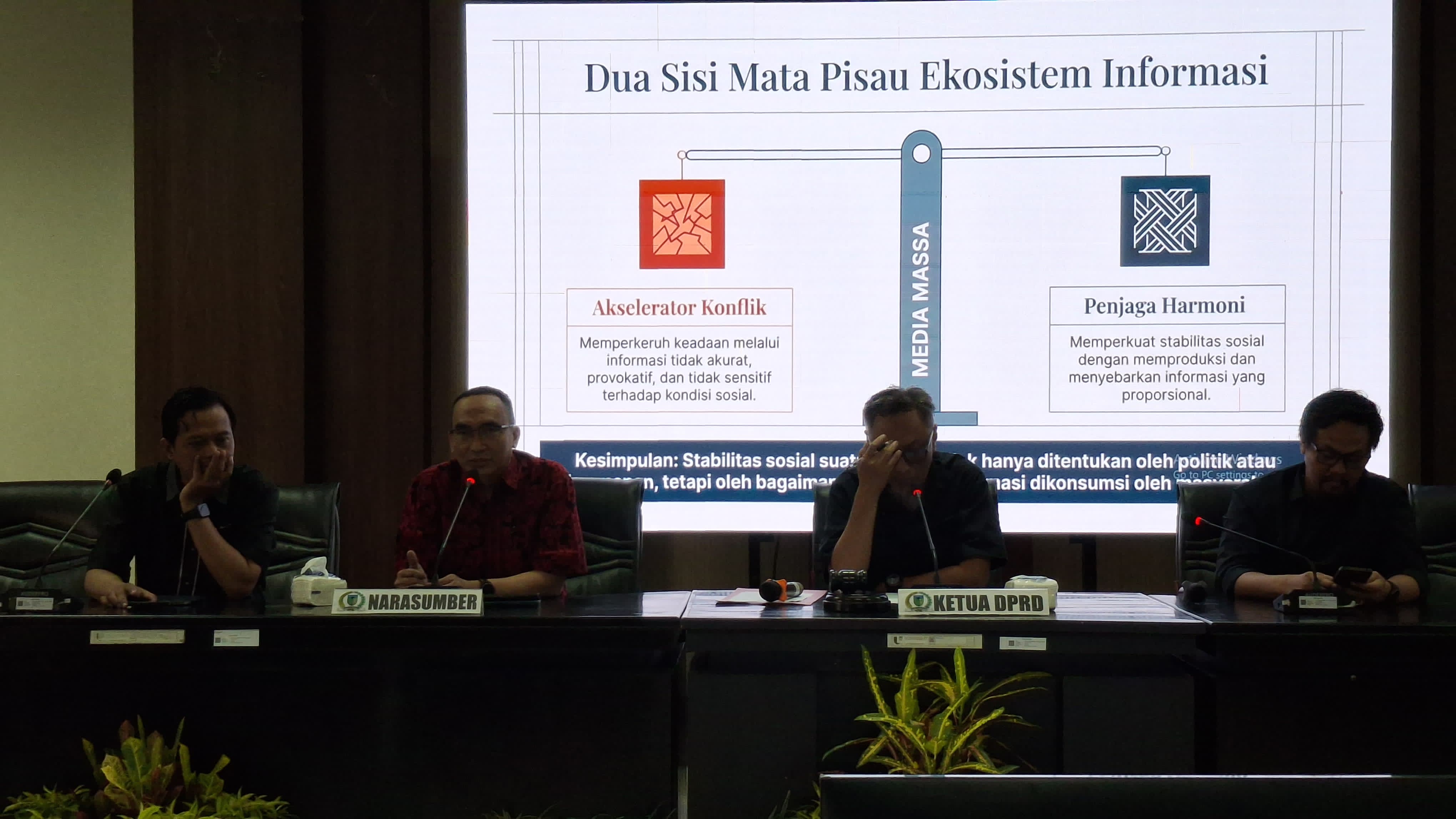 DPRD Kabupaten Kediri mengadakan diskusi dengan menghadirkan narasumber berkompeten di dunia jurnalistik.
