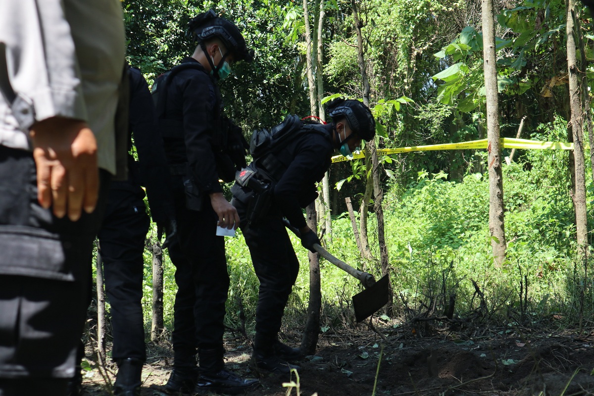 OLAH TKP: tim gegana menggali gundukan yang diduga berisi bahan mercon yang dipendam di tanah.