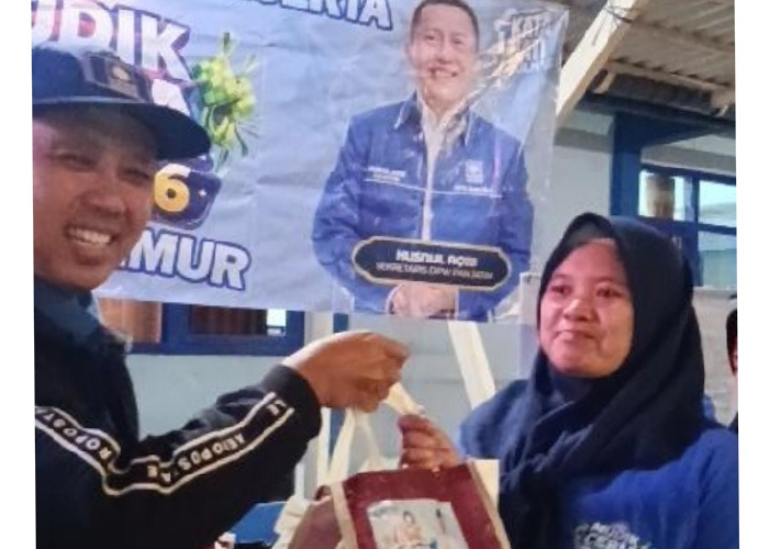 BERBAGI: Ketua DPD PAN Kabupaten Kediri M Yusuf Aziz S.P memberikan bingkisan kepada salah satu pemudik yang ikut program Mudik Ceria PAN 2026. 