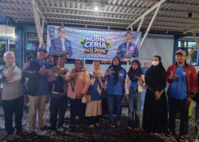 MUDIK CERIA: Pengurus PAN Kabupaten Kediri foto bersama pemudik di terminal Pare.