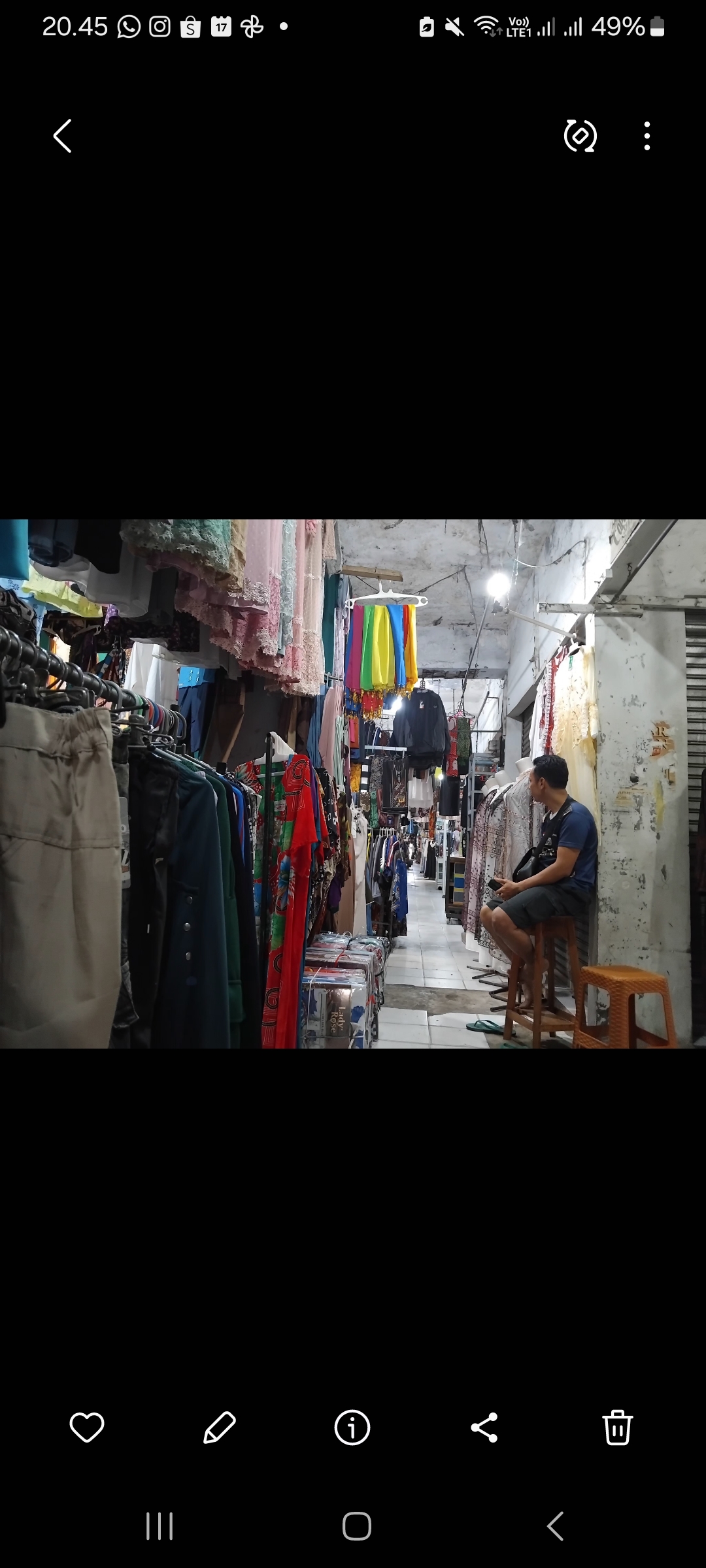 Suasana pedagang pakaian di Pasar Bandar lesu jelang lebaran (Diana Yunita)