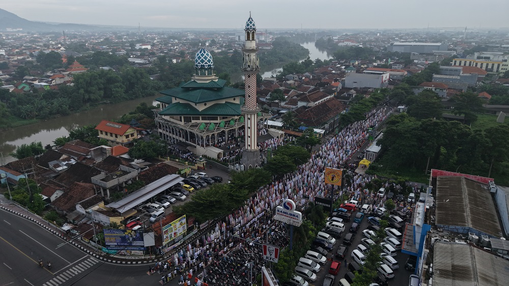 Ilustrasi salat Ied di Masjid Agung Kota Kediri pada 2025 lalu. Tahun ini, waktu perayaan Hari Raya Idul Fitri berpotensi diwarnai perbedaan. 