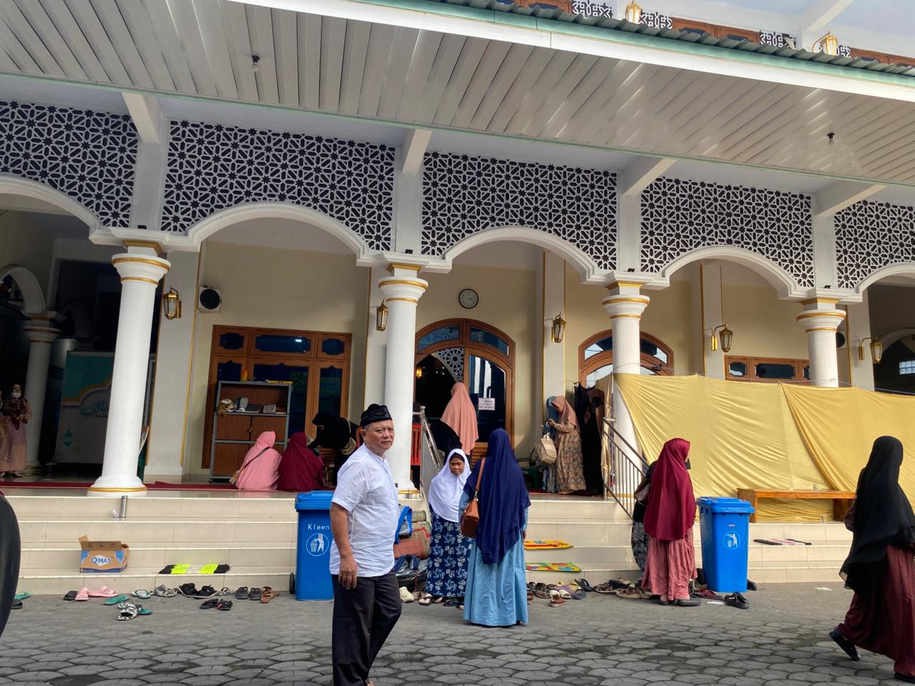 KAJIAN AHAD PAGI: Jemaah membubarkan diri usai mengikuti kajian di Masjid Al Amin pada Minggu (15/3) pagi.