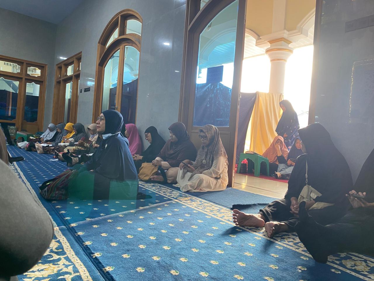 ANTUASIAS: Sejumlah ibu-ibu mengikuti kajian Minggu pagi di Masjid Al Amin di Desa Bringin, Kecamatan Badas.