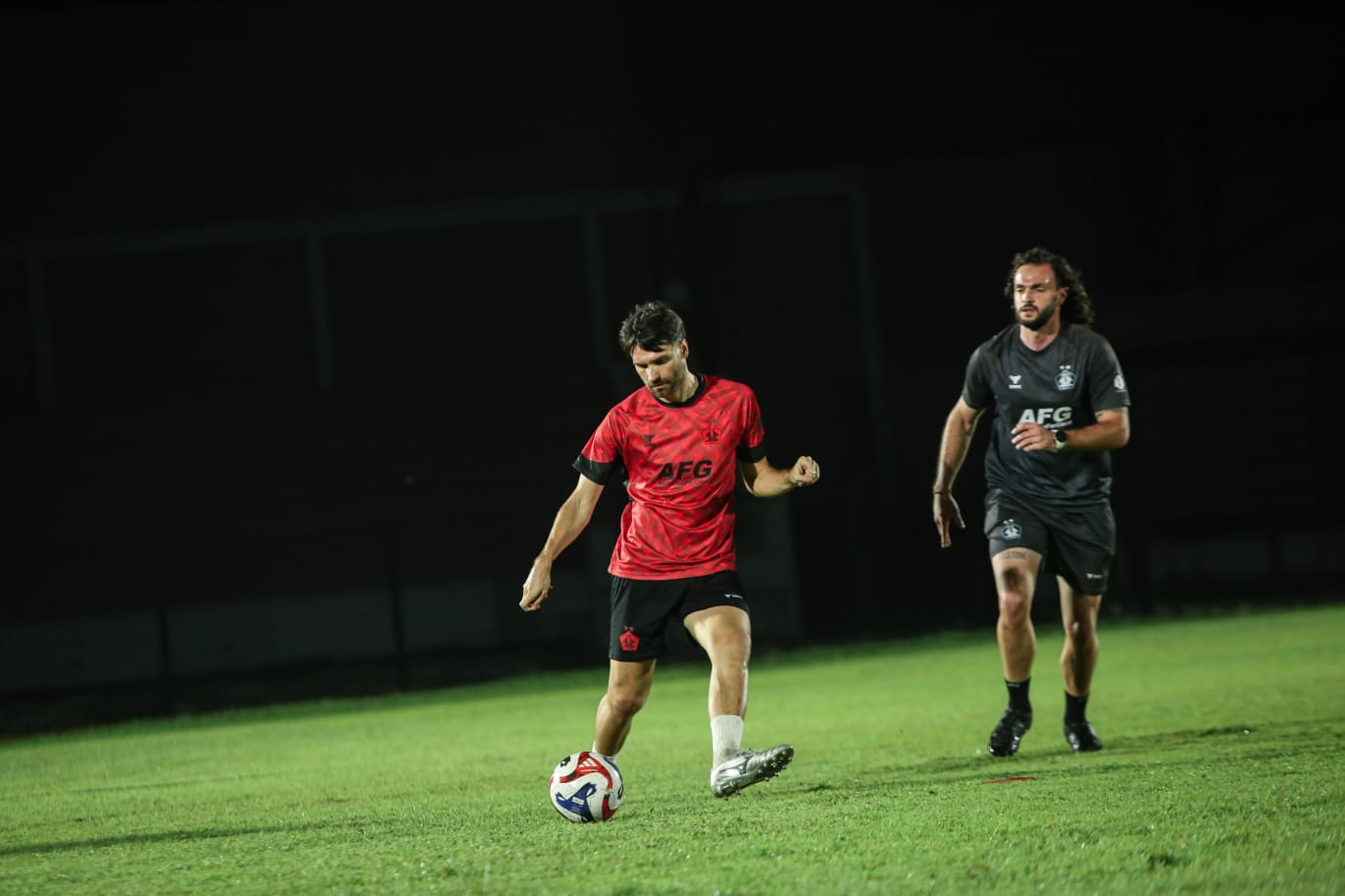 Pemain Persik Kediri Jon Toral saat menjalani sesi latihan.