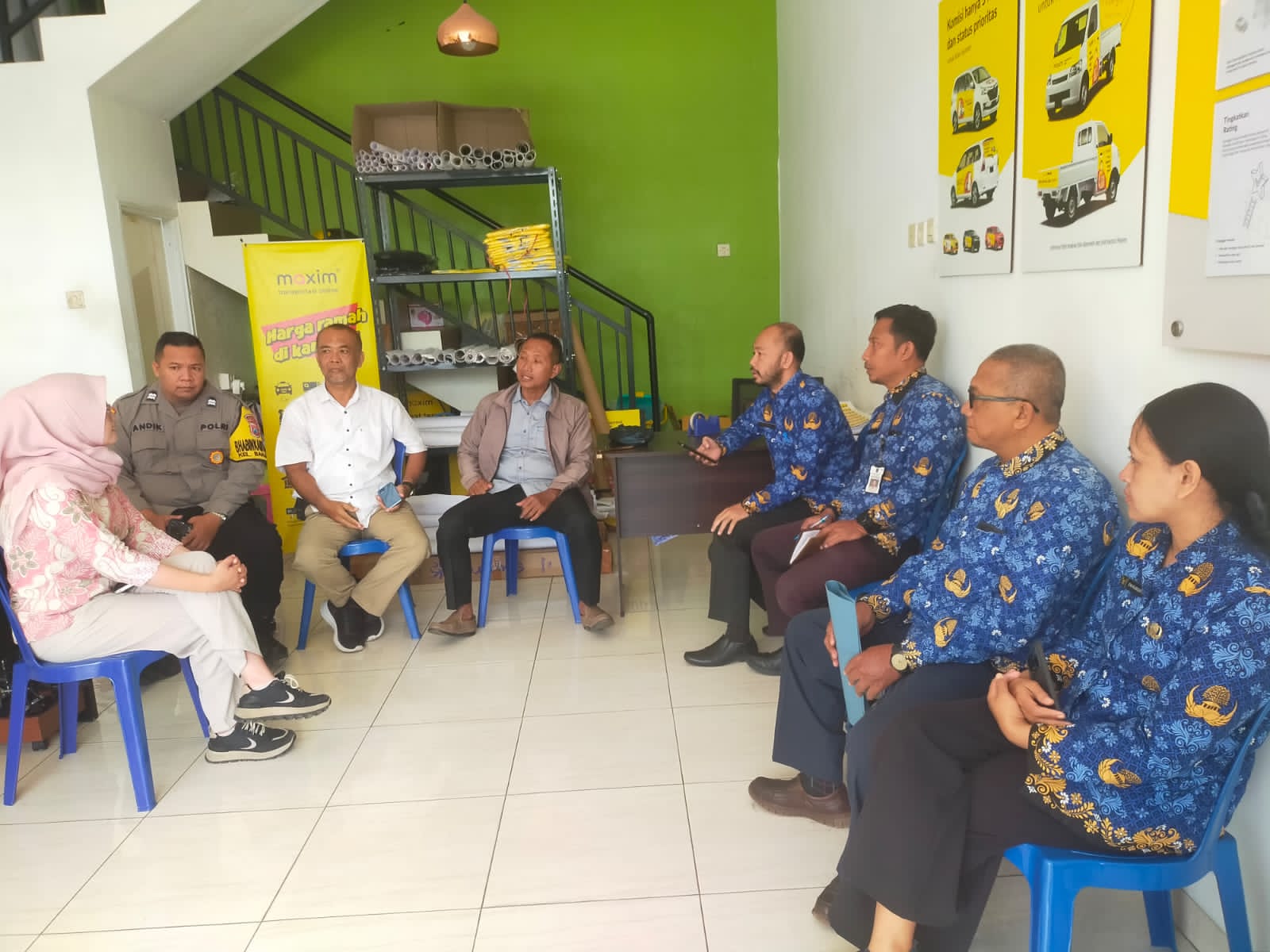 Tim pengawas ketenagakerjaan Disnakertrans Provinsi Jatim dan Dinkop UMTK Kota Kediri berdiskusi dengan manajemen Maxim Kediri menindaklanjuti aduan driver tentang BHR, Selasa (17/3).