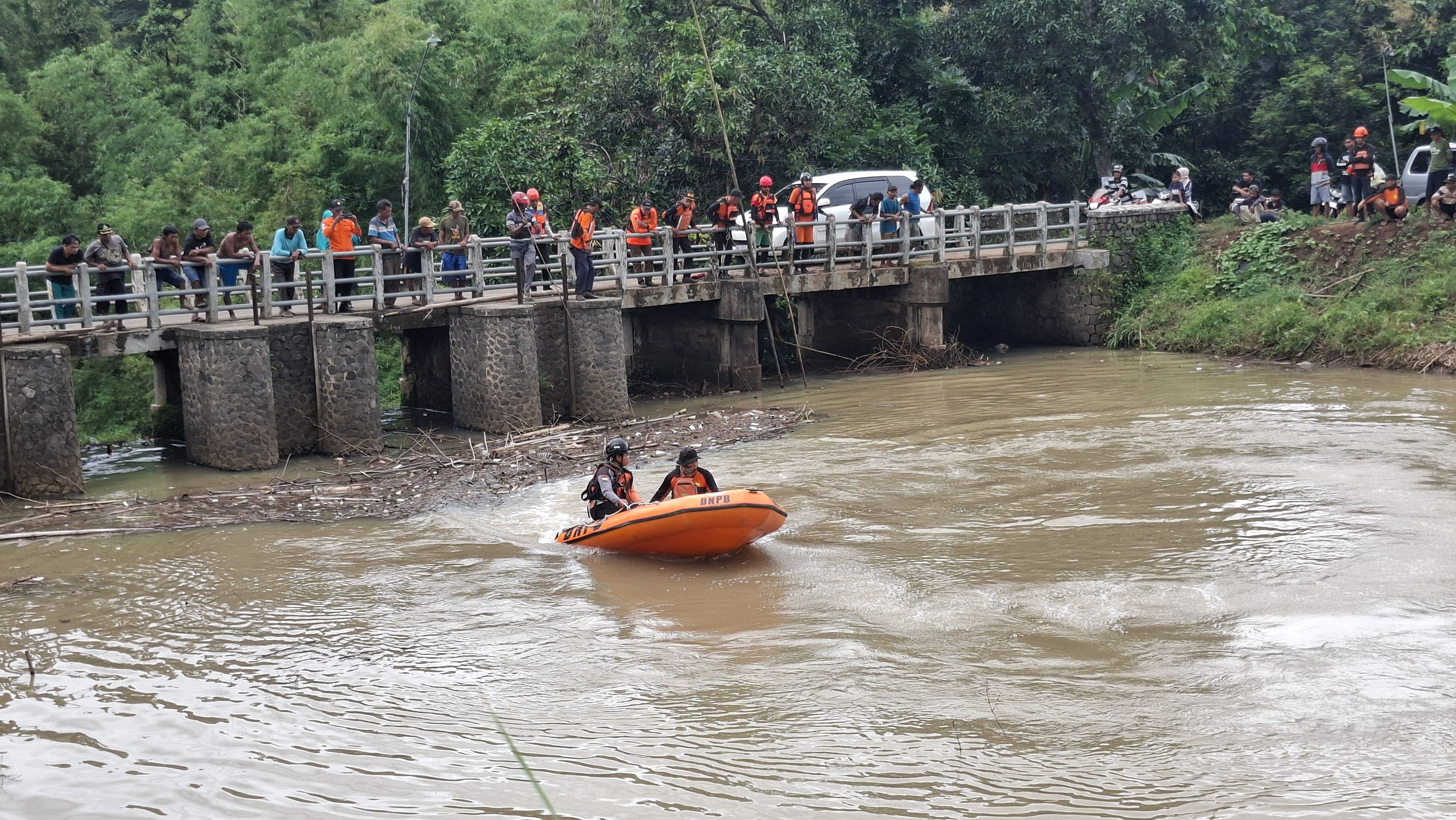 Tim melakukan sisir sungai korban hilang di Kecamatan Banyakan, Kabupaten Kediri.