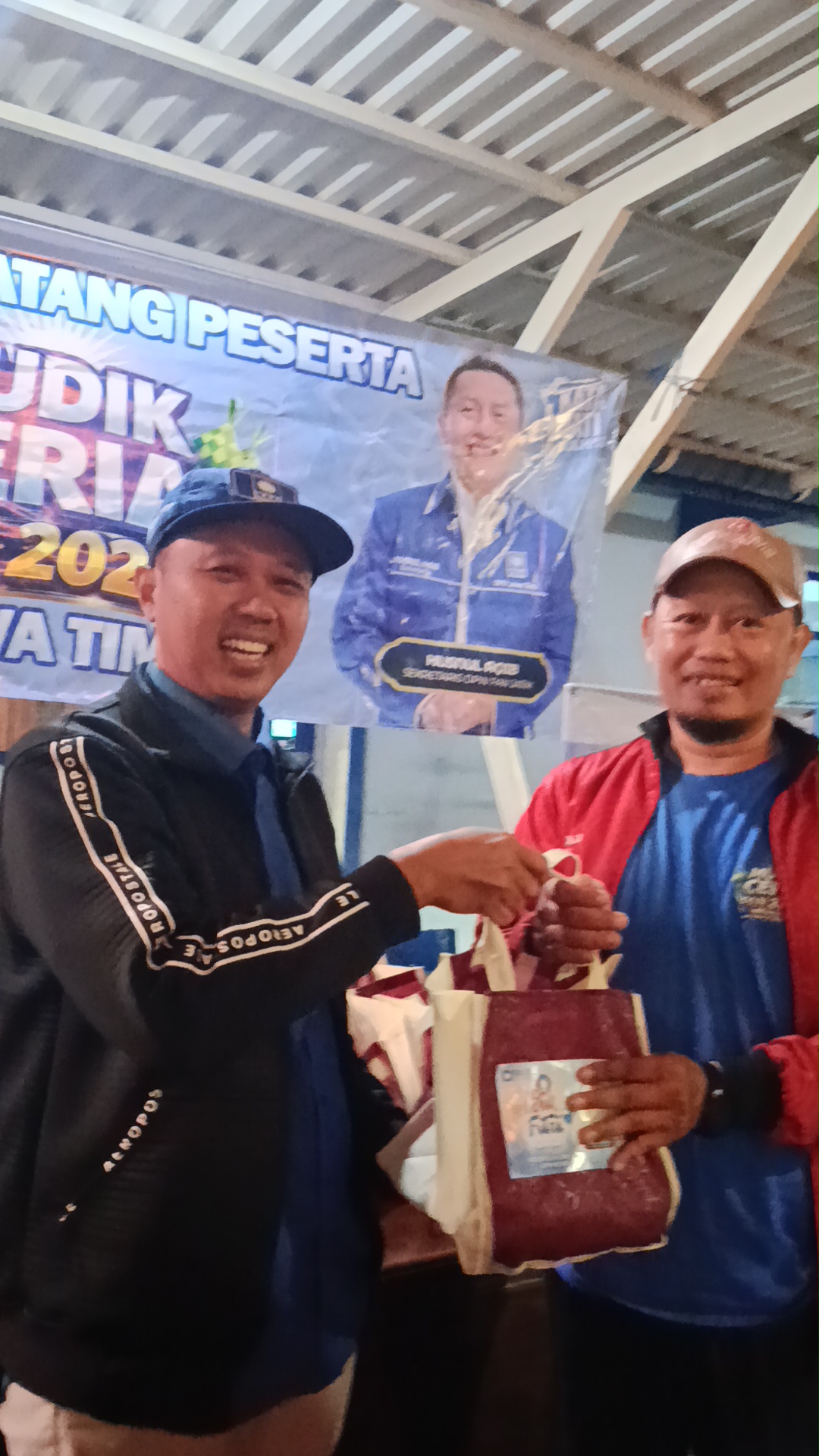 BANTU RAKYAT: Ketua DPD PAN Kabupaten Kediri M Yusuf Aziz, S.P memberikan bingkisan kepada warga yang membutuhkan.