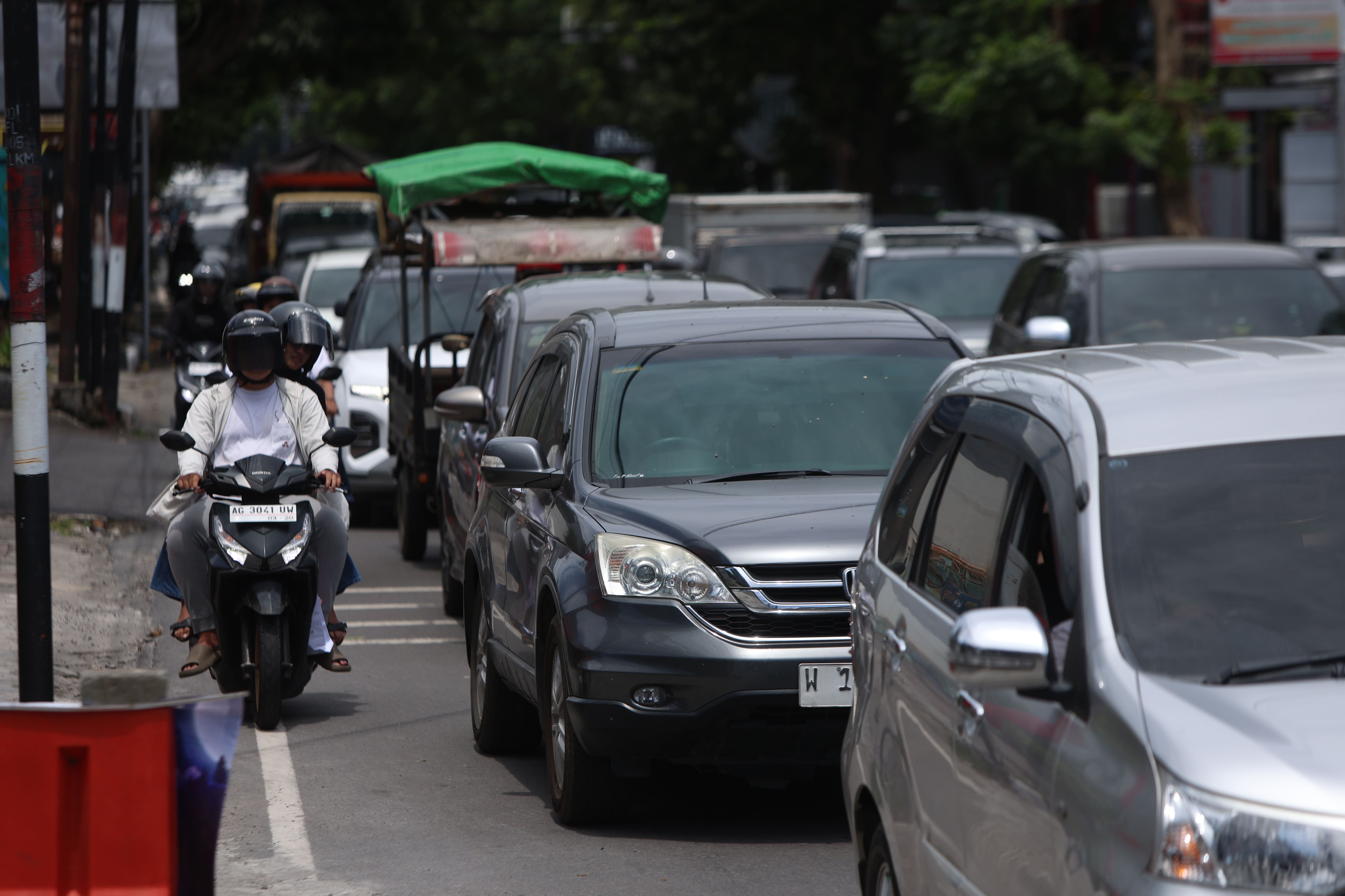PADAT MERAYAP : Suasana kepadatan lalu lintas di Jalan Hayam Wuruk kemarin.
