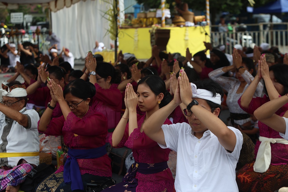 Umat Hindu Kota Kediri mengikuti upacara Tawur Kesanga di kawasan Bundaran Sekartaji, Rabu sore (18/3). 