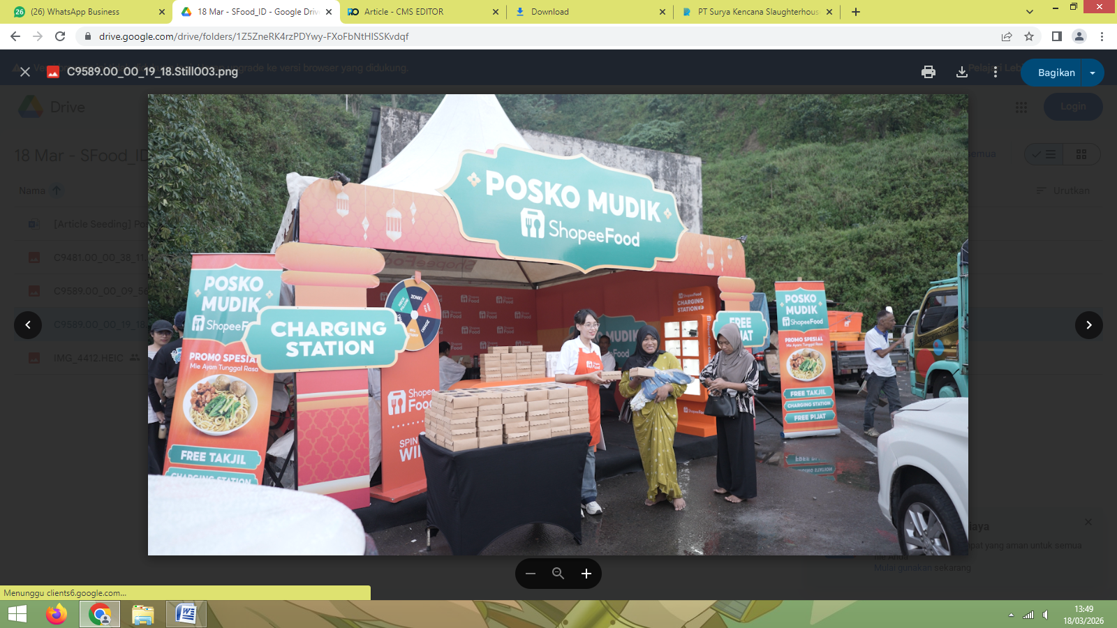 Pembagian takjil gratis di Posko Mudik ShopeeFood
