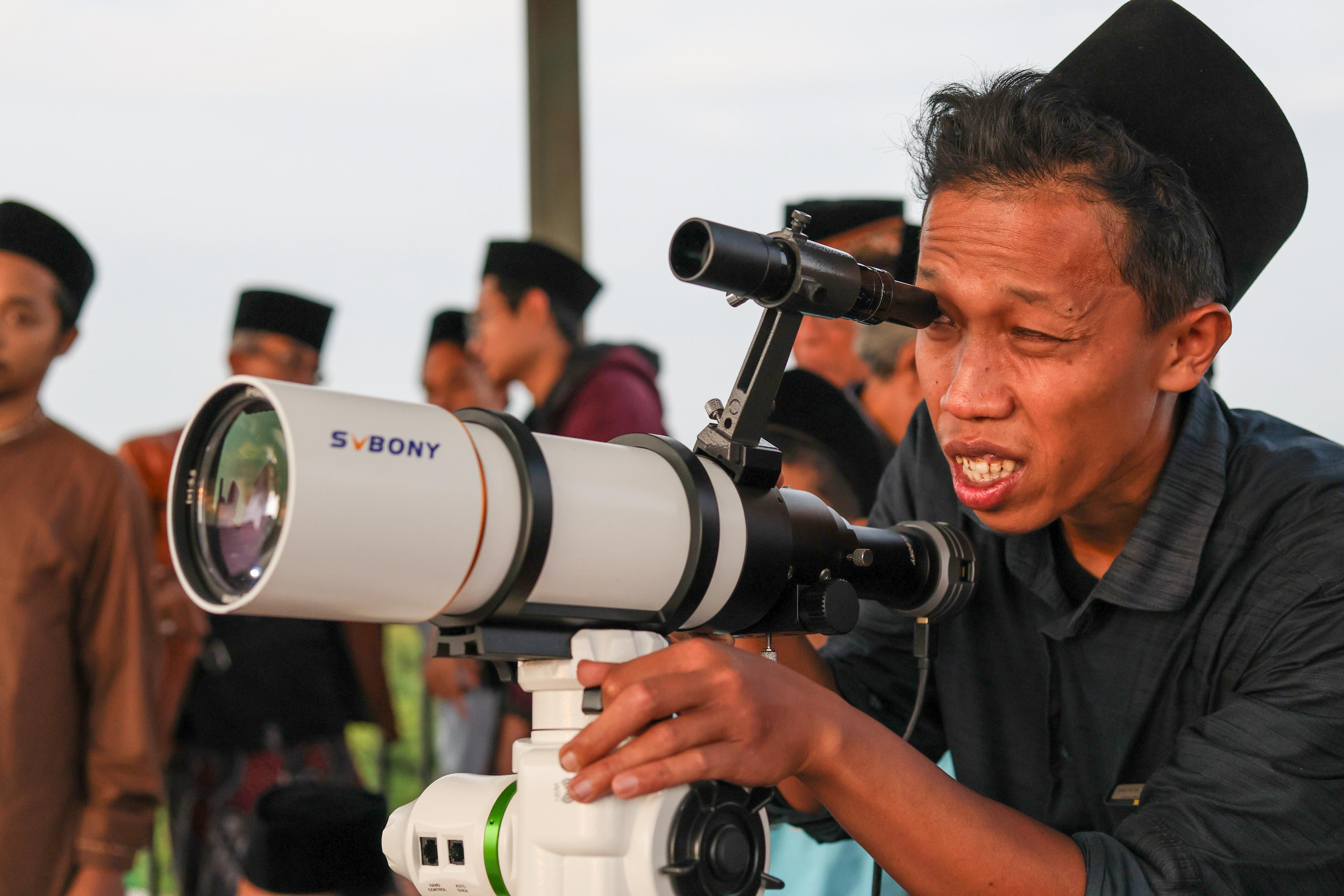 Tim Kemenag memantau hilal di MAN 3 Kediri.