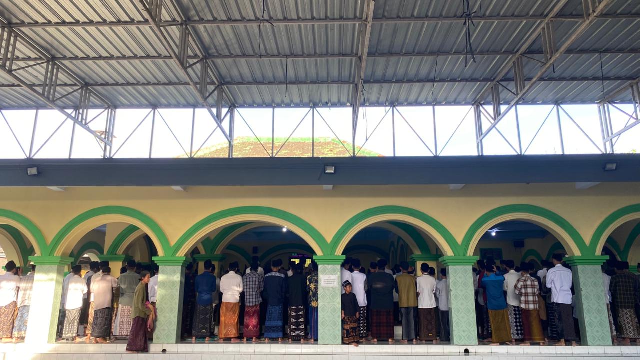 RAPI: Deretan jemaah saf paling belakang ketika mengikuti salat Idul Fitri di masjid Pondok Darussalam, Kencong, Kabupaten Kediri (20/3)