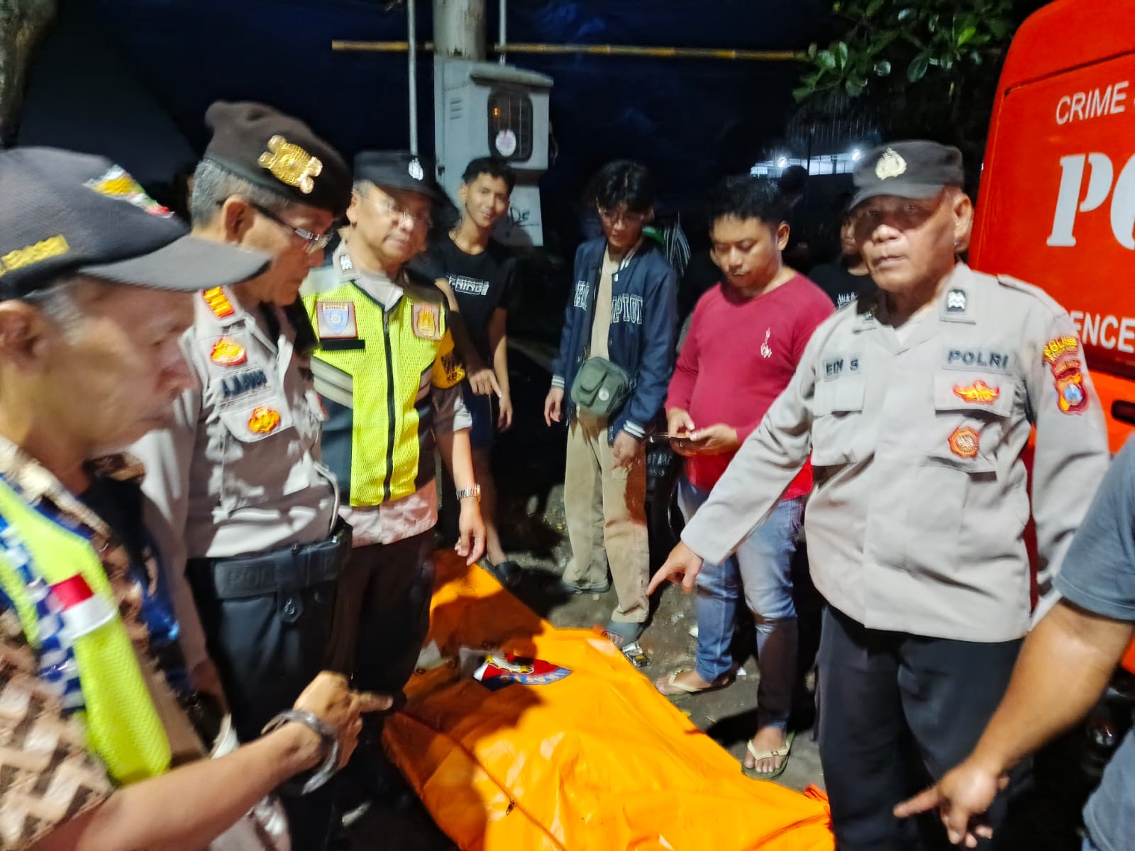 Polisi lakukan evakuasi terhadap tubuh korban tertemper kereta api di Kelurahan Ngronggo, Kecamatan Kota, Kota Kediri. 