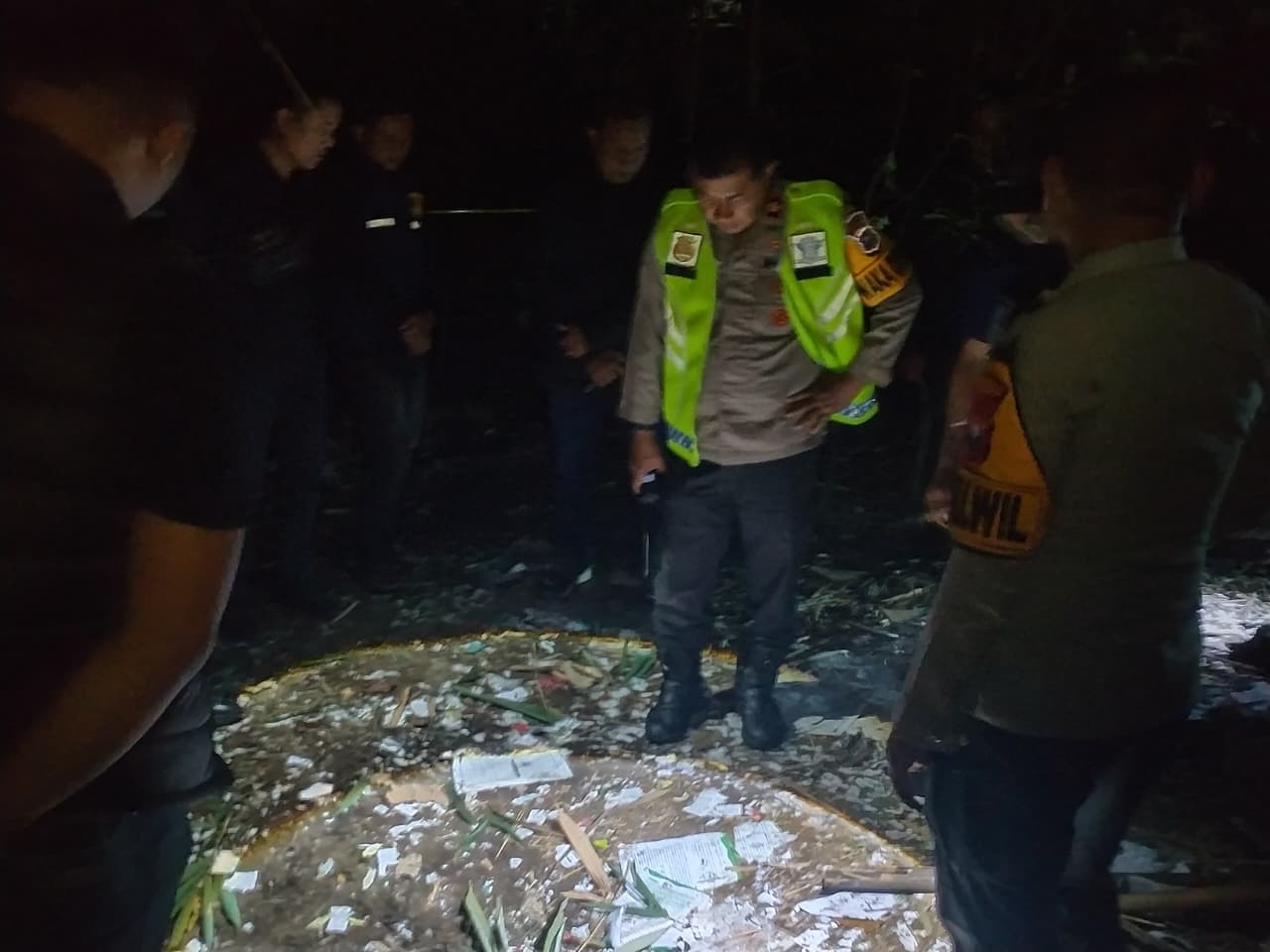 Polisi melakukan olah tempat kejadian perkara dalam ledakan di Badas, Kediri