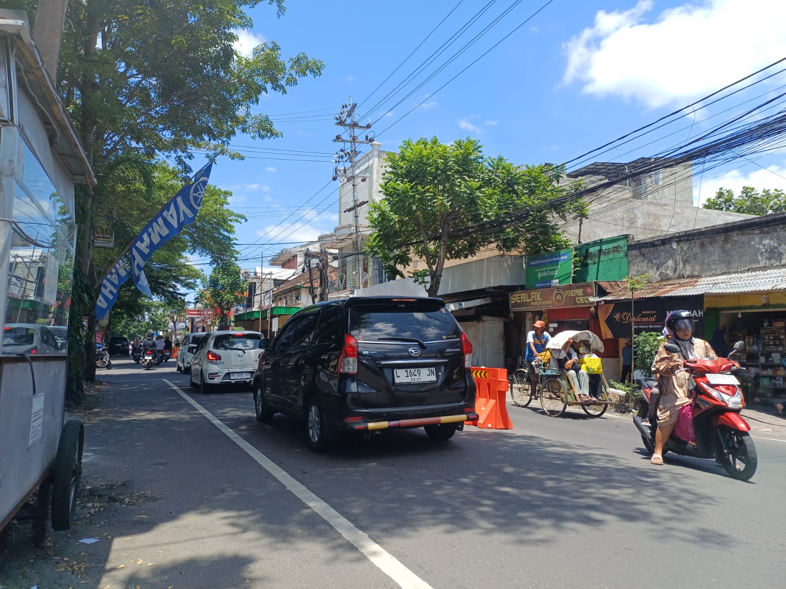 Suasana salah satu ruas jalan di Kota Kediri yang jauh dari kepadatan kendaraan di hari pertama Idul Fitri.