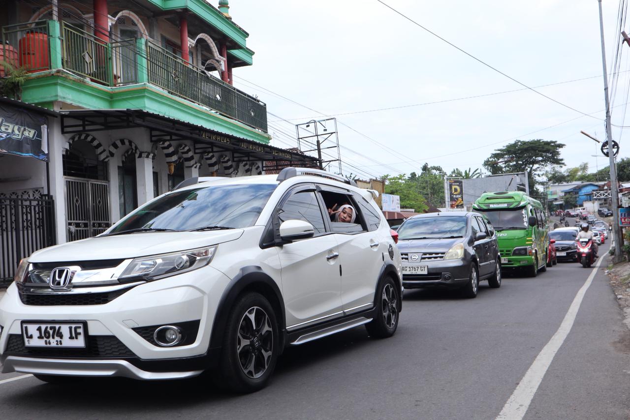 Deretan kendaraan roda empat berbaris hingga sepanjang 1 kilometer di simpang empat Kandangan.