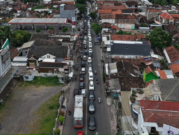 Kendaraan mengular dari dua sisi di Jalan Urip Sumoharjo Kota Kediri.