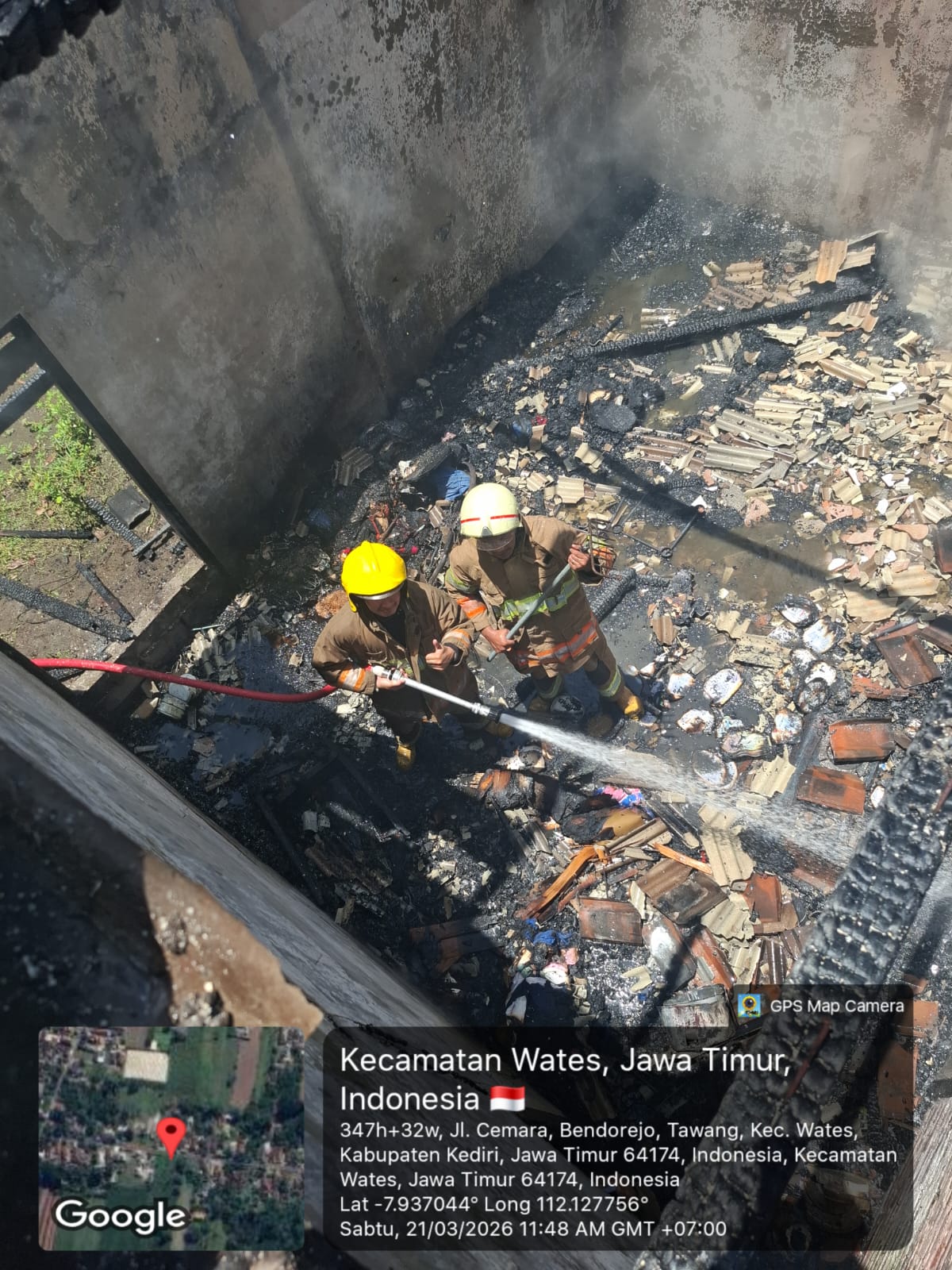 Petugas melakukan pemadaman di Desa Kunjang Kecamatan Ngancar