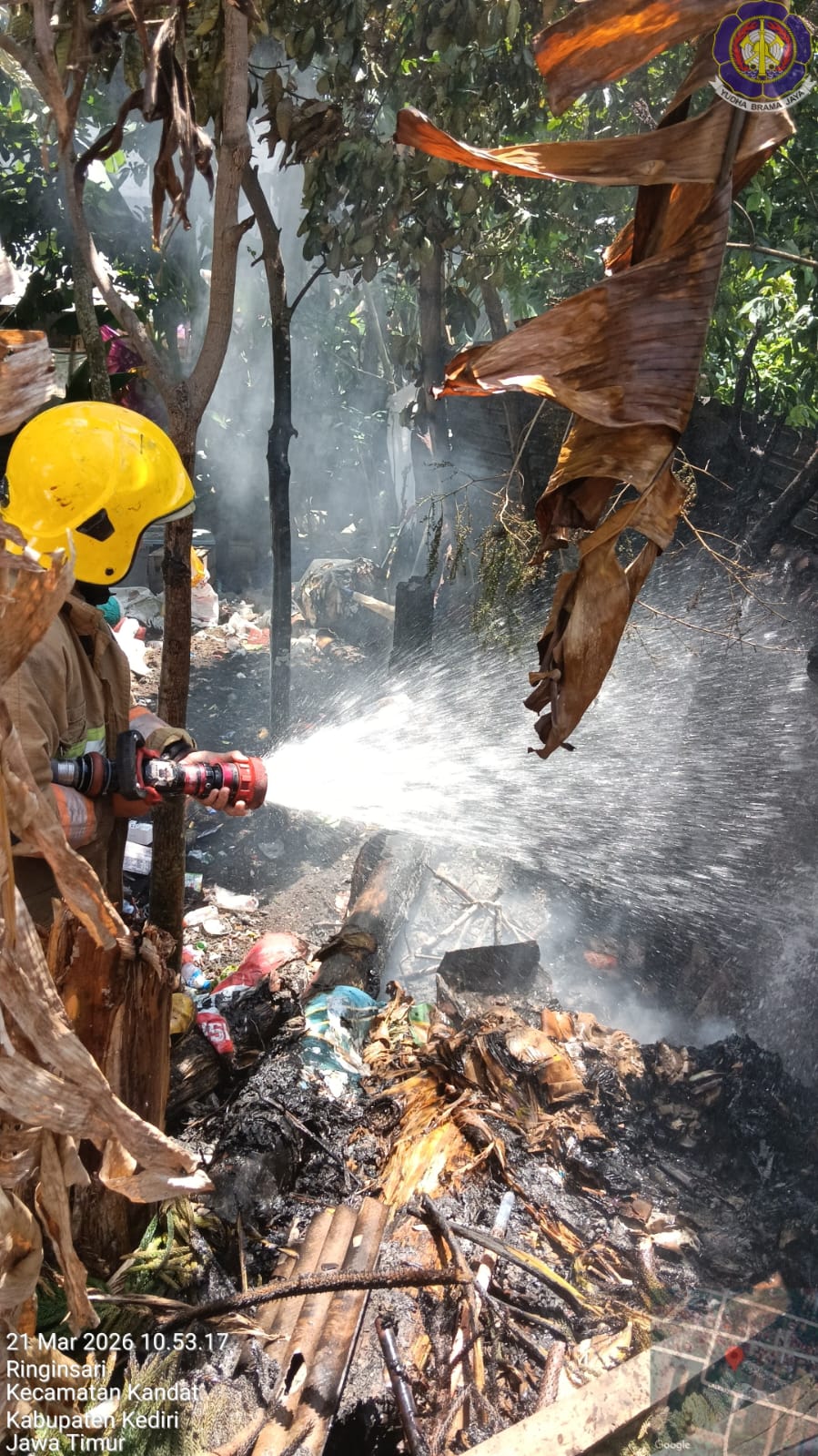 Petugas Damkar padamkan api di gudang rosok di Desa Kandat