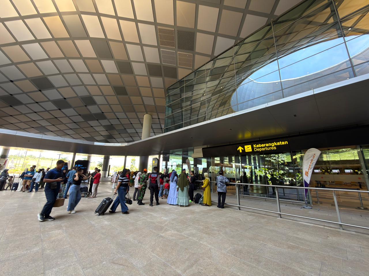 Para penumpang dan  penjemput melintas di terminal utama Bandara Internasional Dhoho Kediri.