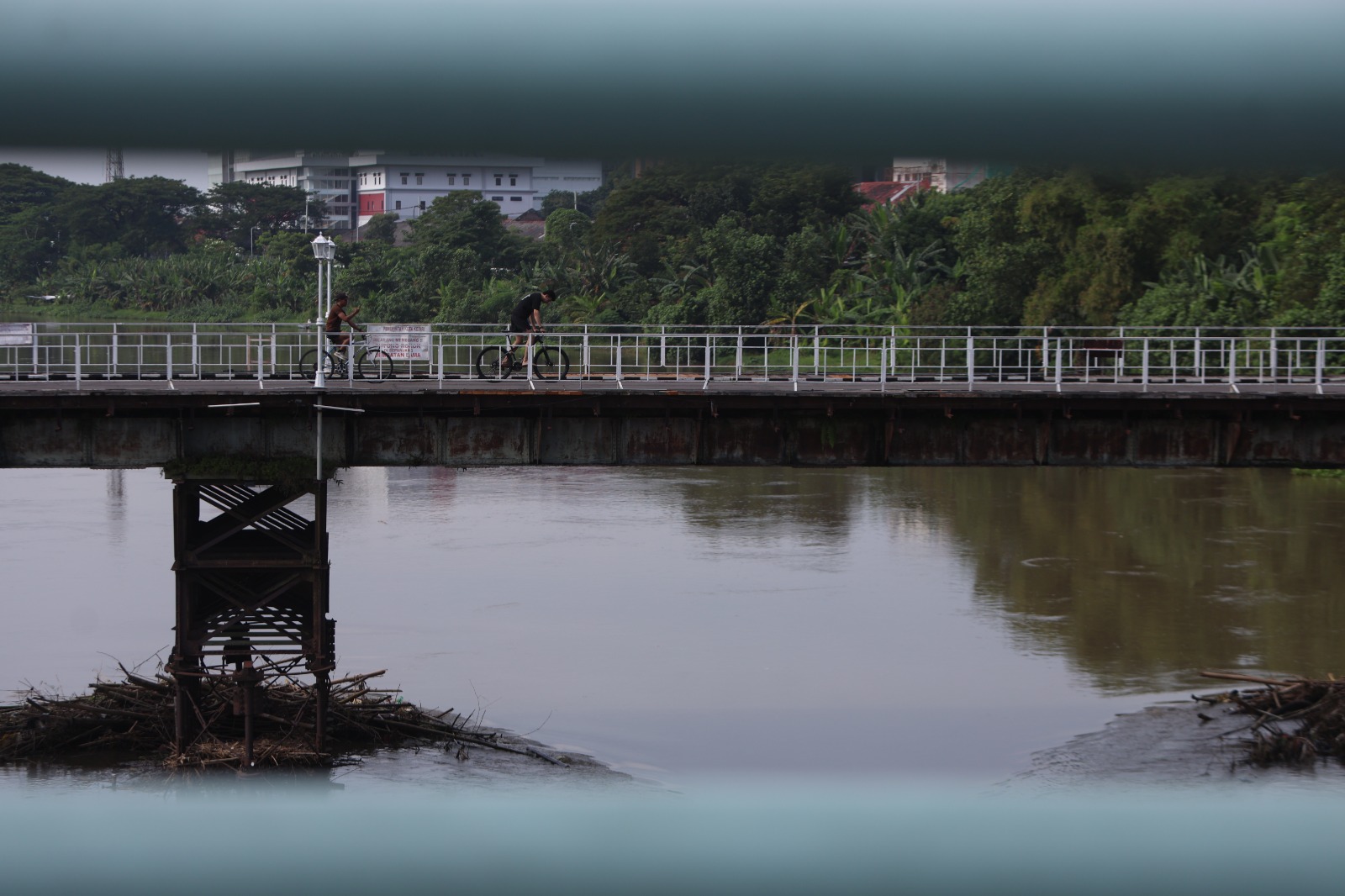 TUA: Dua pengendara sepeda melintas di Jembatan Lama. Kondisi jembatan peninggalan kolonial tersebut sudah mengkhawatirkan. Strukturnya banyak yang keropos.