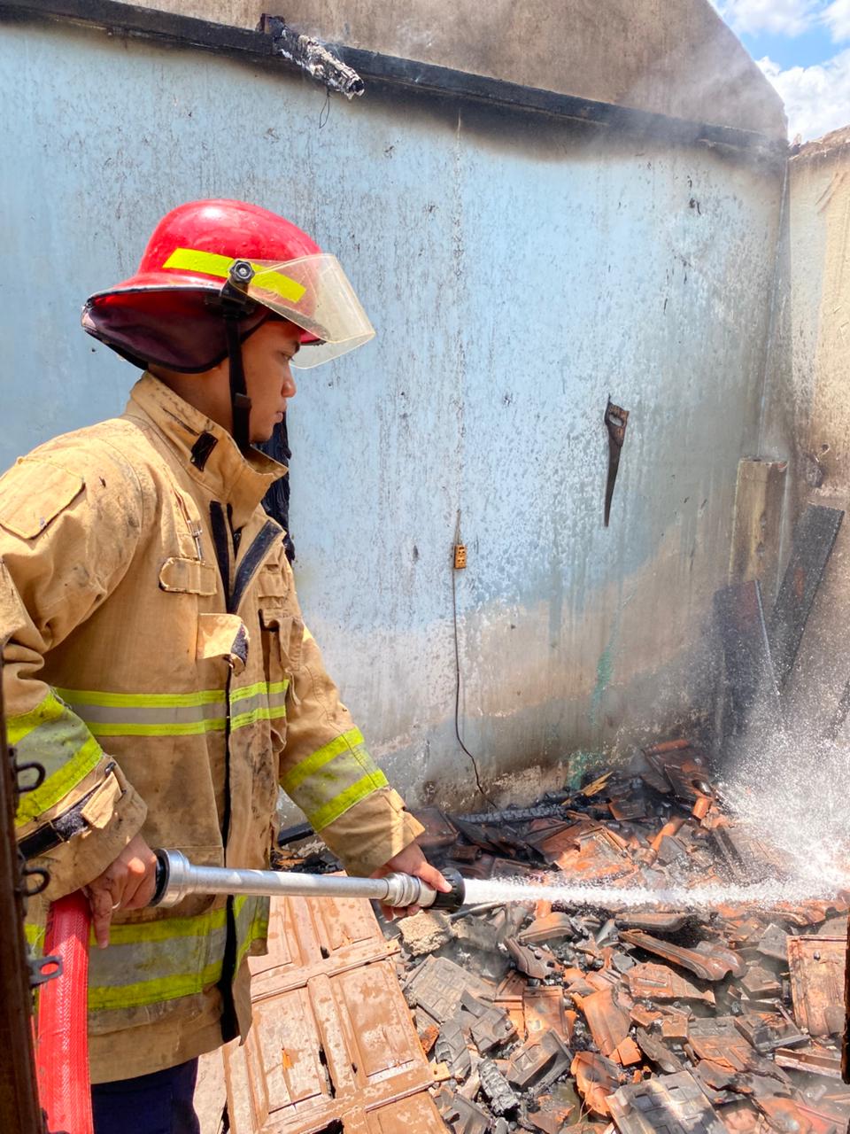 Petugas Damkar memadamkan api di rumah warga Sambirejo Pare