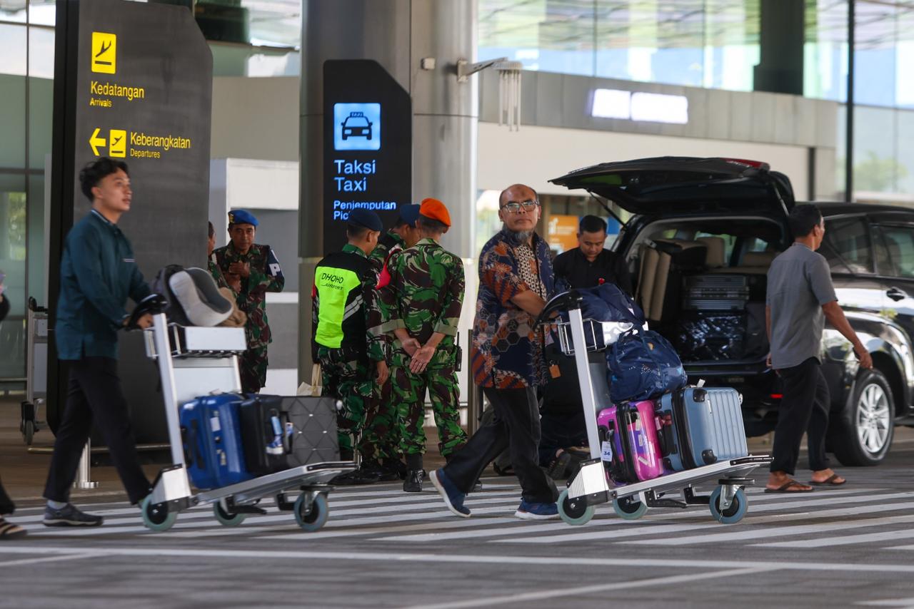 Penumpang pesawat tiba di Bandara Dhoho Kediri, Senin (23/3). Selama periode mudik dan balik Lebaran 2026, terjadi peningkatan pergerakan penumpang rute Kediri-Jakarta dan sebaliknya hingga 55 persen.