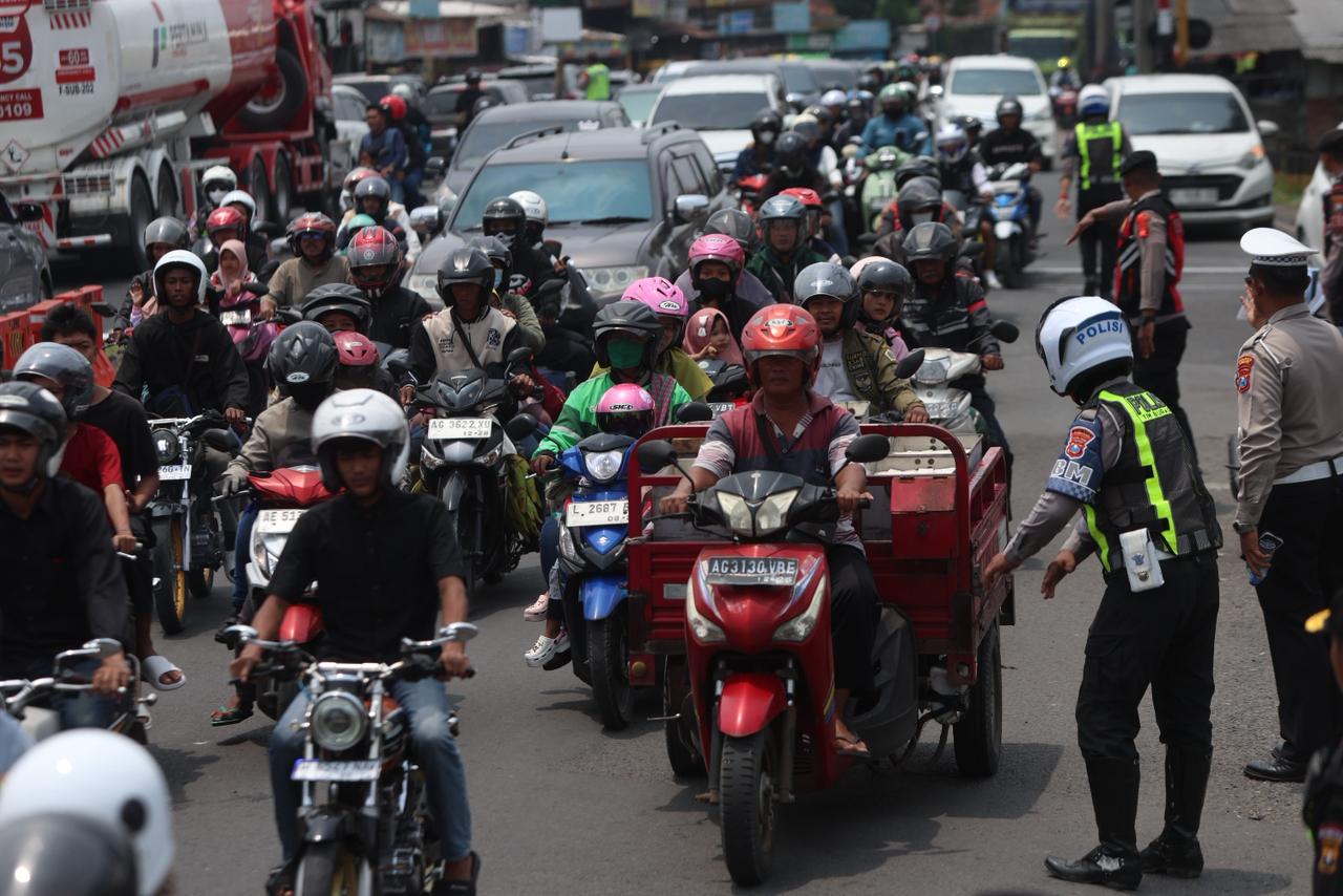 Polisi mengatur pengendara yang melintas di simpang tiga Mengkreng.
